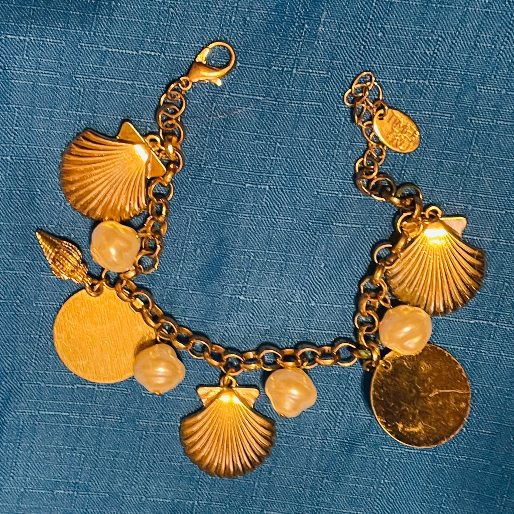 Beautiful Beach Themed Charm Bracelet Brand Time Thru 16$